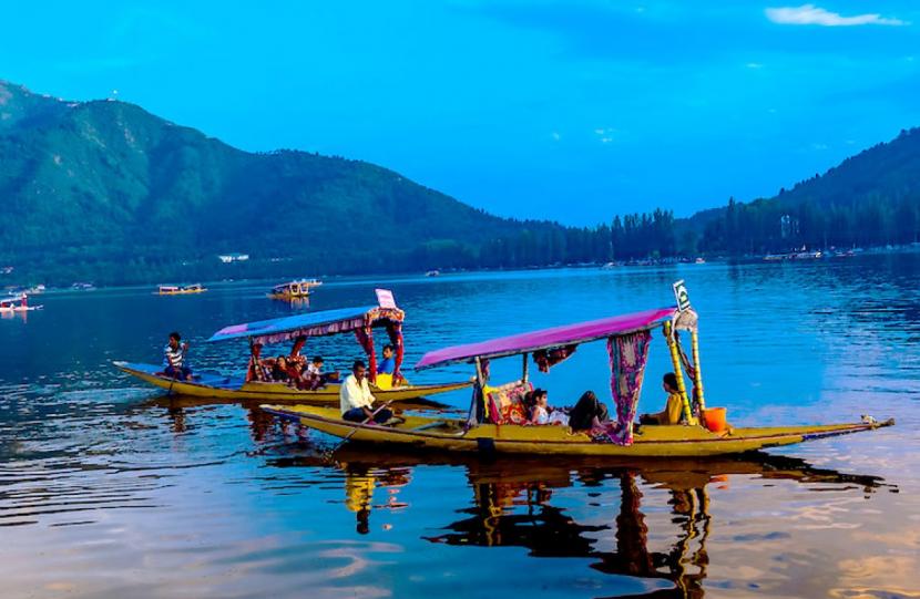 Experience the Magic of Houseboats in Kashmir!